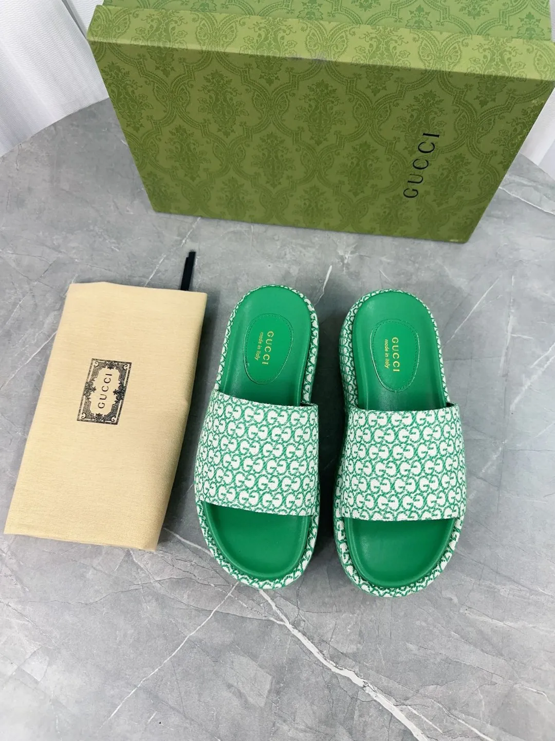 👟👟Ex-factory price 380👟👟 2024 Gucci high version latest limited edition thick-soled slippers. Top quality for sale. Purchase authentic products for development. The material and craftsmanship are consistent with the original. Upper: original jacquard craftsmanship and special printing craftsmanship. Lining: mixed sheepskin. Outsole: Italian private model outsole. Size: 35-40 yards, (41 to 44 yards can be customized). Bottom thickness: 5.5cm, forefoot 4cm.